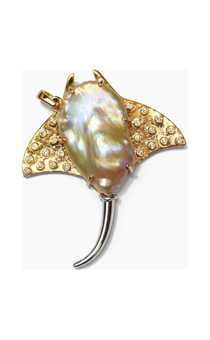 Sting Ray Pendant by Vincent Peach