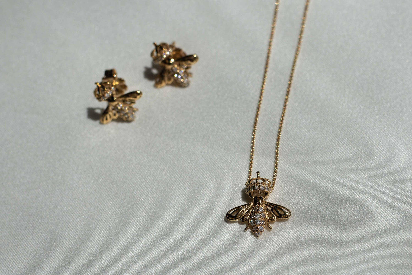 Flying Bee Charm Necklace – Rebecca Accessories