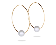 gold hoop earrings with freshwater pearl by Vincent Peach Fine jewelry